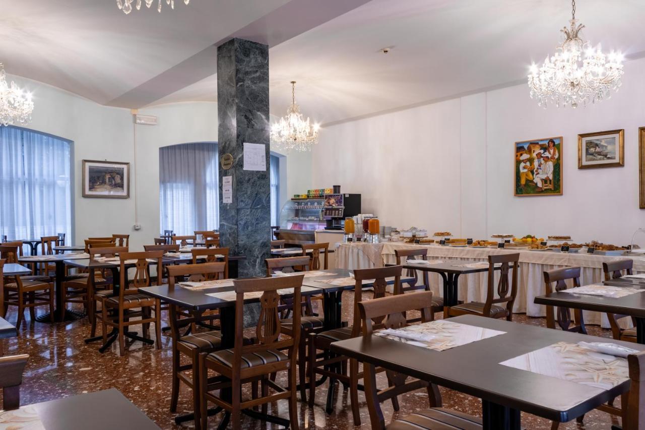 רימיני Esedra Hotel מראה חיצוני תמונה
